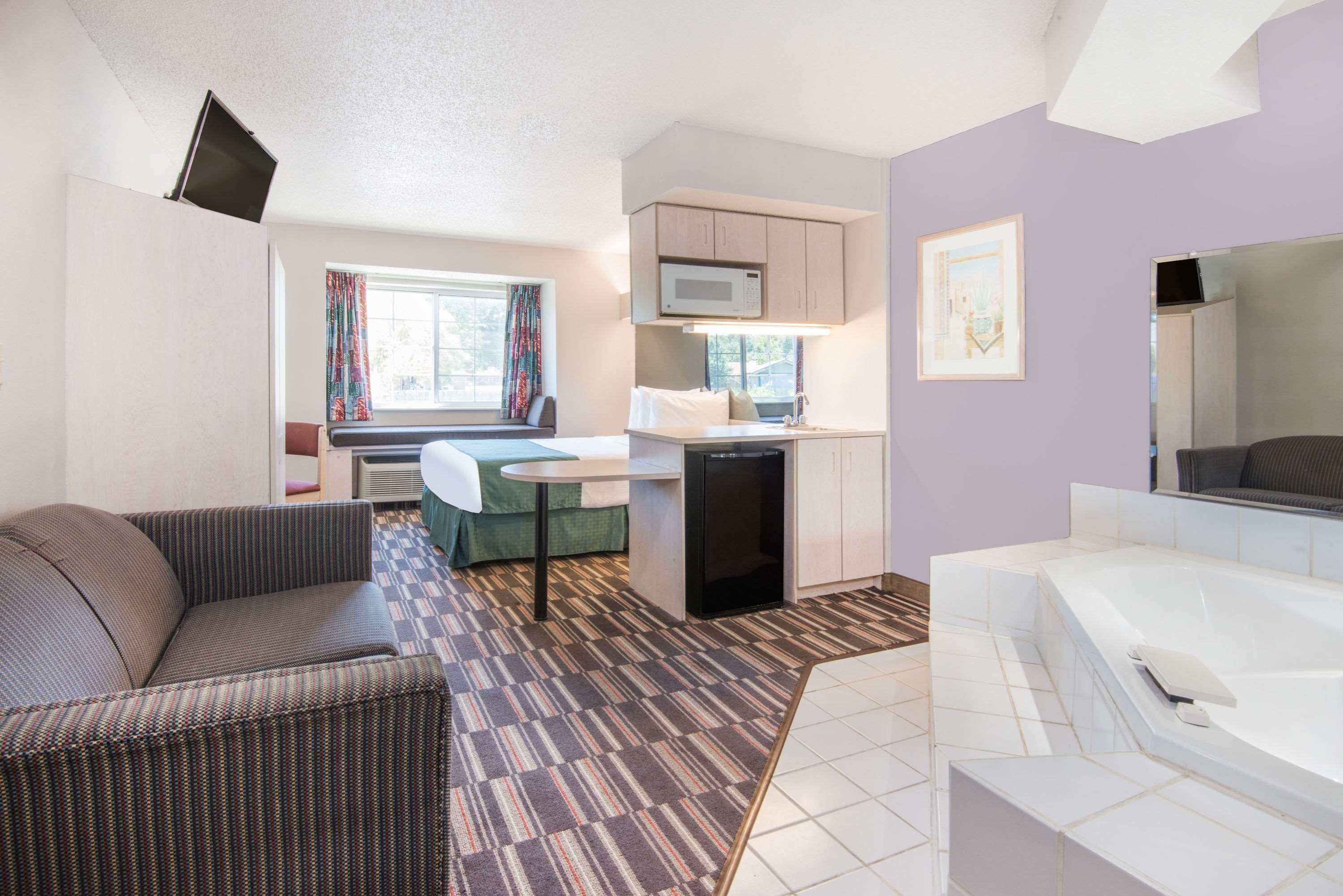 Microtel Inn & Suites Claremore Bagian luar foto